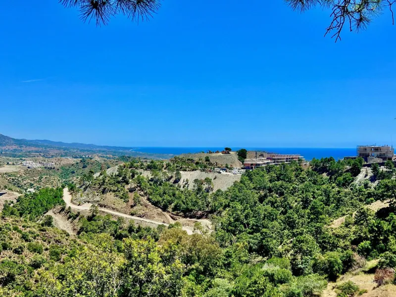 PLOT FOR SALE WITH PROJECT AND LICENSE IN PRESTIGIOUS EL MADROÑAL – GATE 1