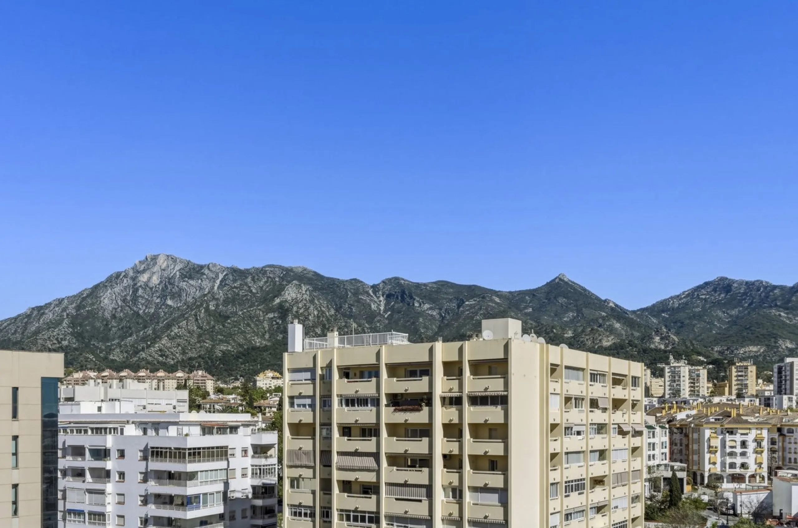 Vibrant City Living: Top Floor Jewel in the Heart of Marbella