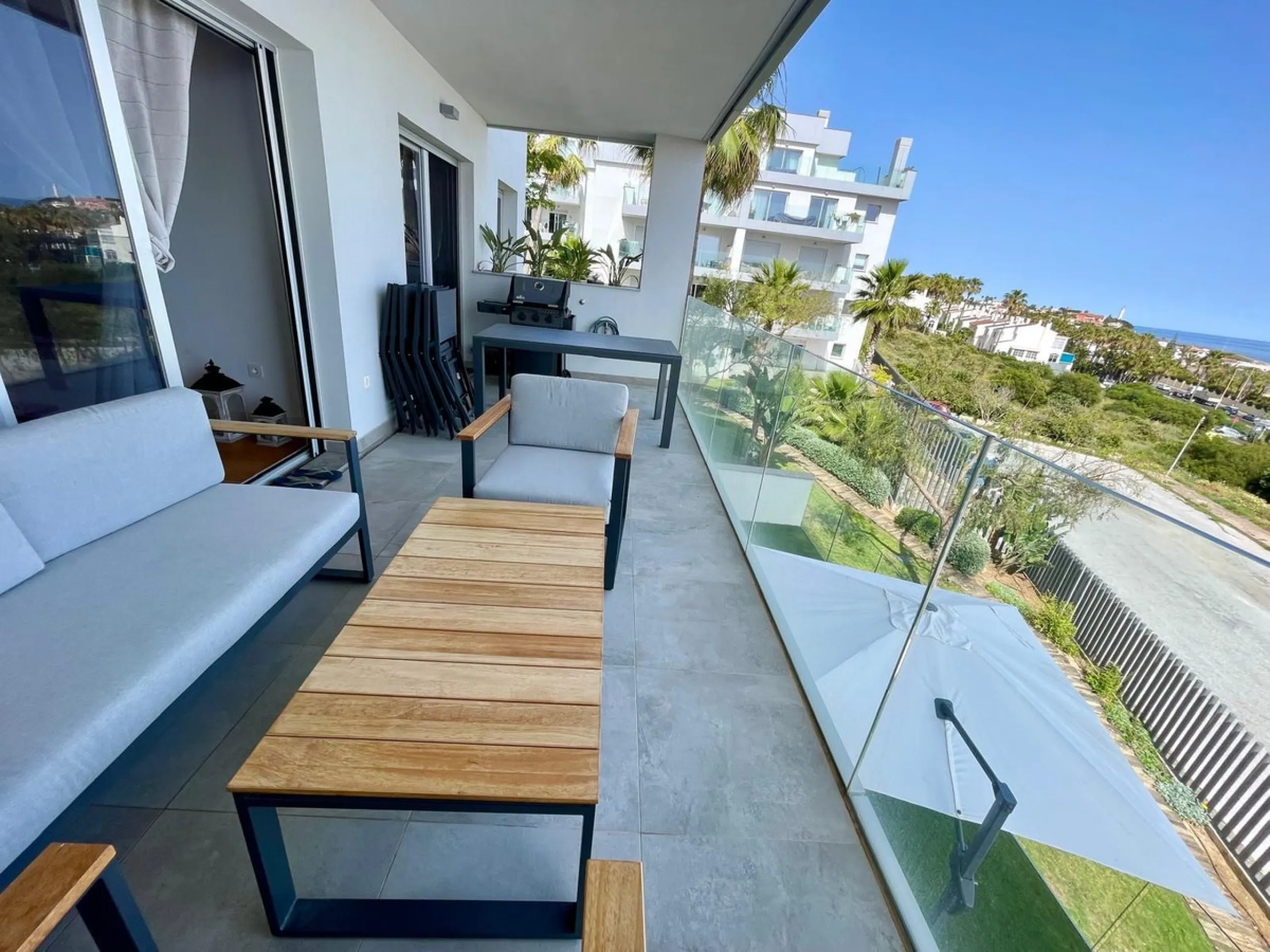For sale: First-floor apartment with 3 bedrooms, 2 bathrooms, fully equipped independent kitchen, laundry room, and storage room. This apartment stands out for its sea views from the living-dining room, which leads to a spacious terrace where you can enjo