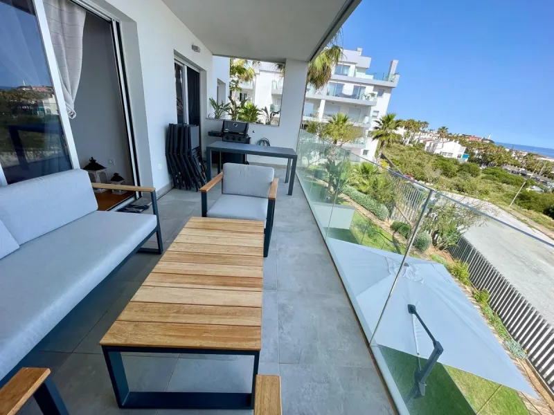 For sale: First-floor apartment with 3 bedrooms, 2 bathrooms, fully equipped independent kitchen, laundry room, and storage room. This apartment stands out for its sea views from the living-dining room, which leads to a spacious terrace where you can enjo