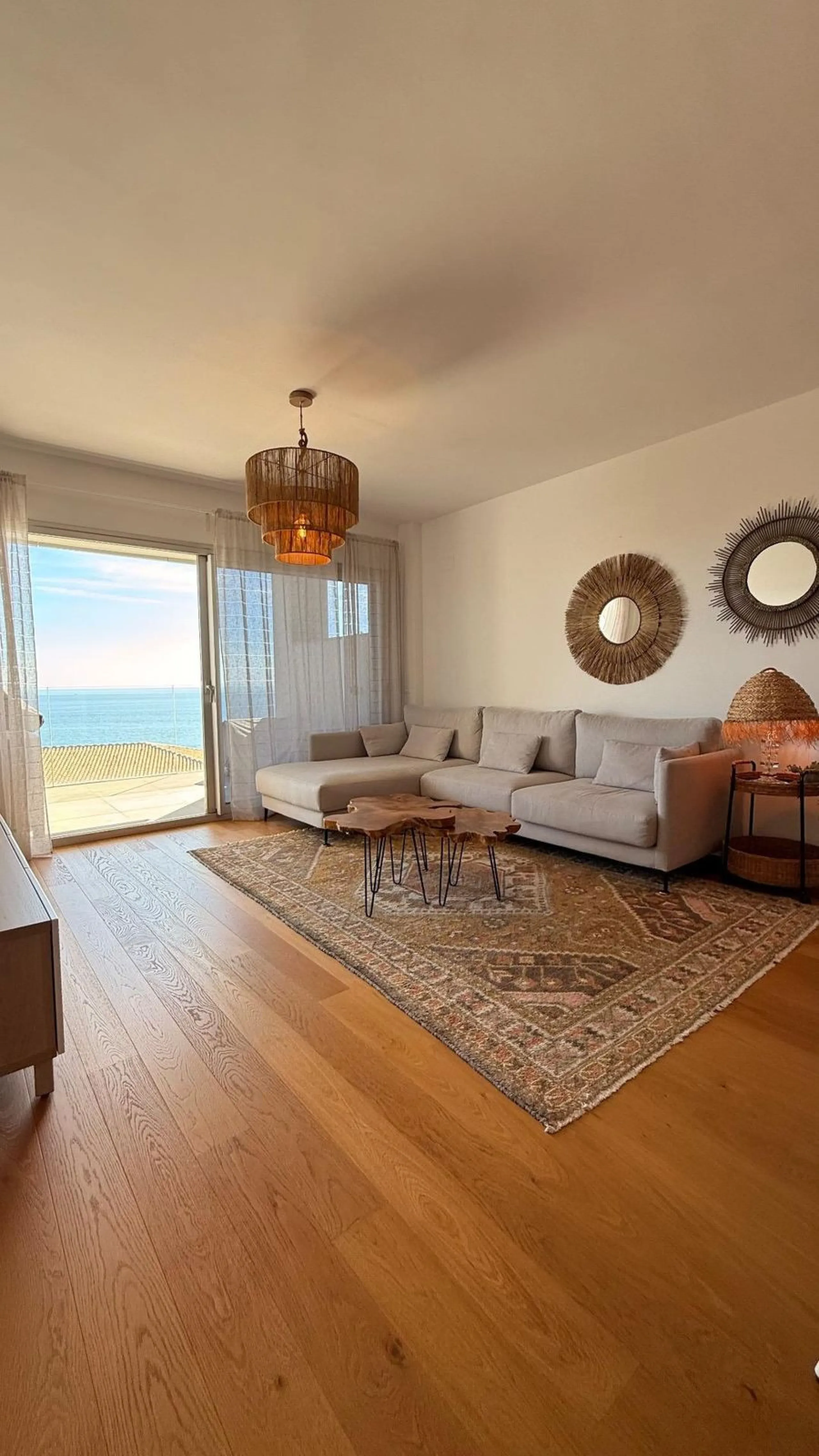 For sale: First-floor apartment with 3 bedrooms, 2 bathrooms, fully equipped independent kitchen, laundry room, and storage room. This apartment stands out for its sea views from the living-dining room, which leads to a spacious terrace where you can enjo