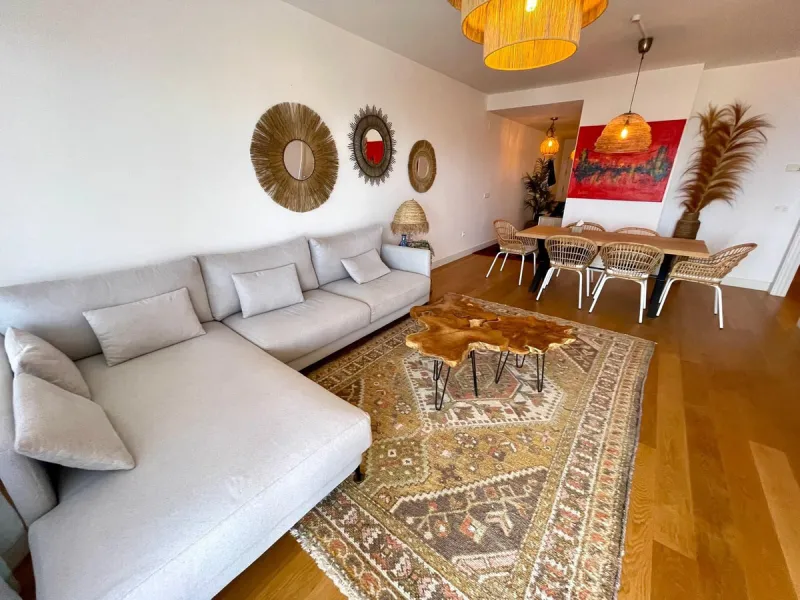 For sale: First-floor apartment with 3 bedrooms, 2 bathrooms, fully equipped independent kitchen, laundry room, and storage room. This apartment stands out for its sea views from the living-dining room, which leads to a spacious terrace where you can enjo