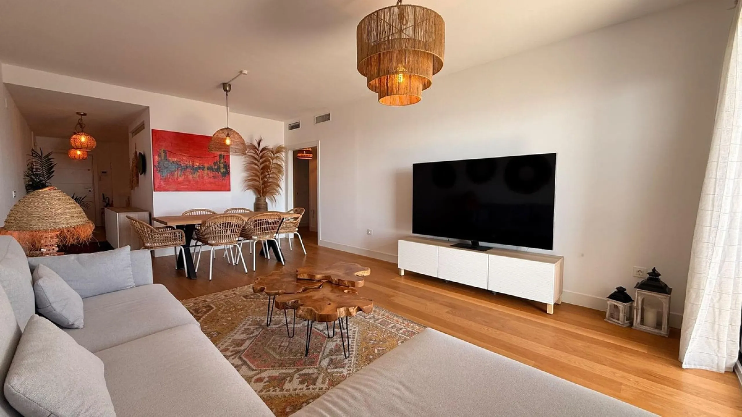 For sale: First-floor apartment with 3 bedrooms, 2 bathrooms, fully equipped independent kitchen, laundry room, and storage room. This apartment stands out for its sea views from the living-dining room, which leads to a spacious terrace where you can enjo