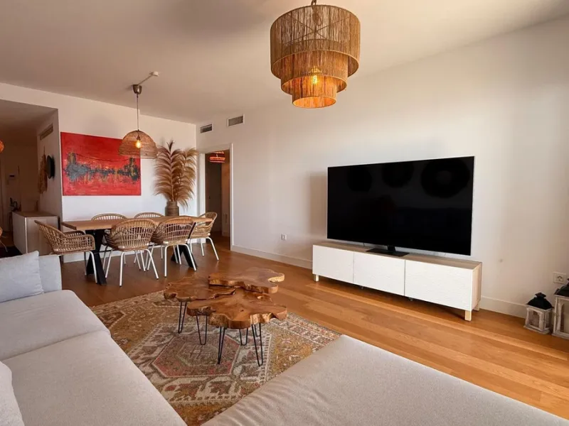 For sale: First-floor apartment with 3 bedrooms, 2 bathrooms, fully equipped independent kitchen, laundry room, and storage room. This apartment stands out for its sea views from the living-dining room, which leads to a spacious terrace where you can enjo