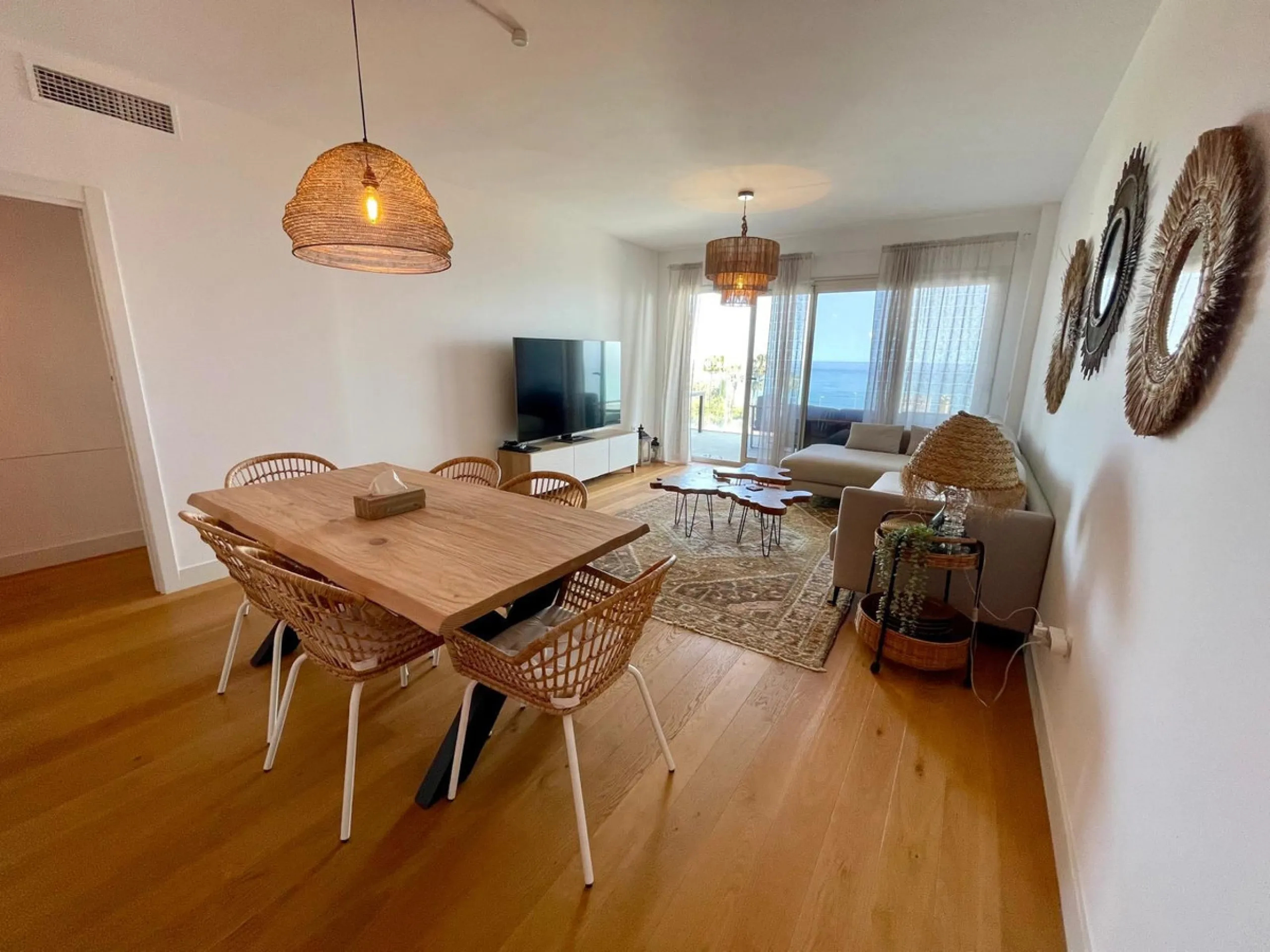 For sale: First-floor apartment with 3 bedrooms, 2 bathrooms, fully equipped independent kitchen, laundry room, and storage room. This apartment stands out for its sea views from the living-dining room, which leads to a spacious terrace where you can enjo
