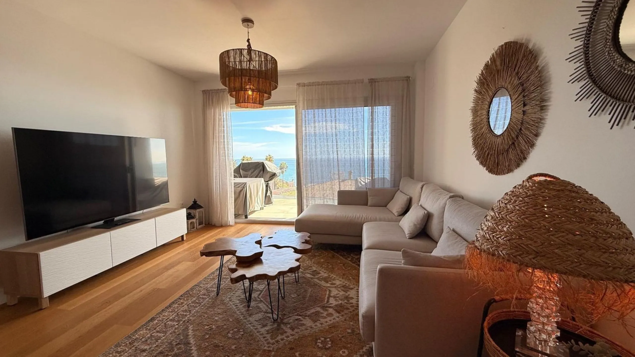 For sale: First-floor apartment with 3 bedrooms, 2 bathrooms, fully equipped independent kitchen, laundry room, and storage room. This apartment stands out for its sea views from the living-dining room, which leads to a spacious terrace where you can enjo