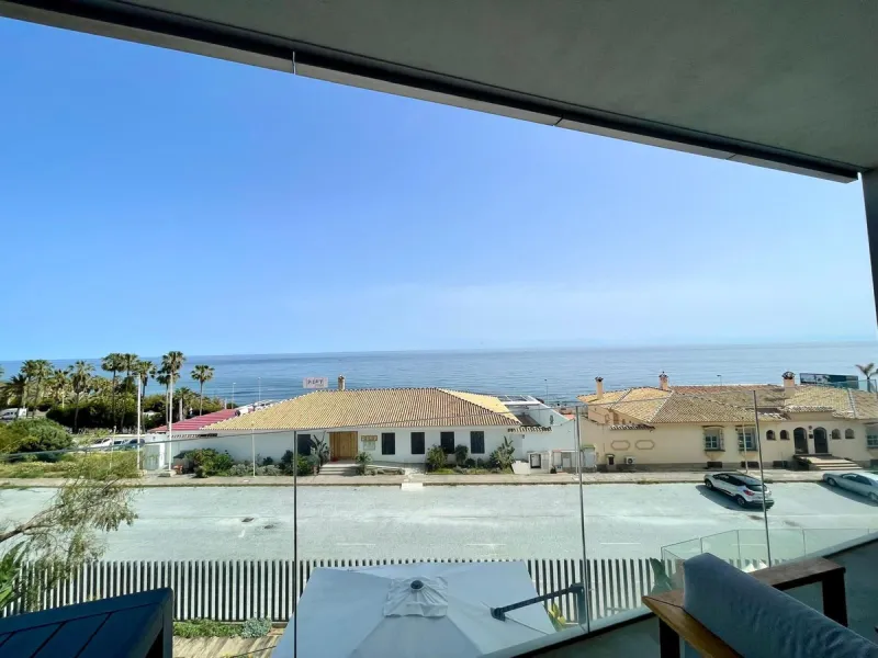 For sale: First-floor apartment with 3 bedrooms, 2 bathrooms, fully equipped independent kitchen, laundry room, and storage room. This apartment stands out for its sea views from the living-dining room, which leads to a spacious terrace where you can enjo