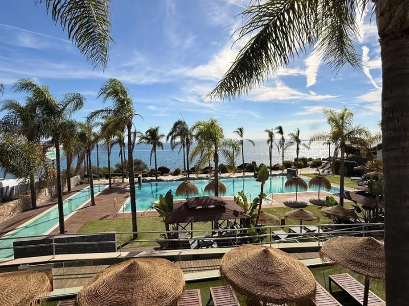 For sale: First-floor apartment with 3 bedrooms, 2 bathrooms, fully equipped independent kitchen, laundry room, and storage room. This apartment stands out for its sea views from the living-dining room, which leads to a spacious terrace where you can enjo