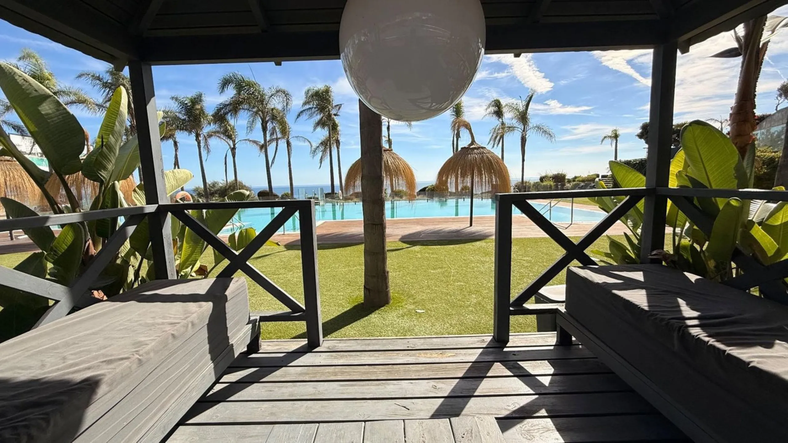 For sale: First-floor apartment with 3 bedrooms, 2 bathrooms, fully equipped independent kitchen, laundry room, and storage room. This apartment stands out for its sea views from the living-dining room, which leads to a spacious terrace where you can enjo