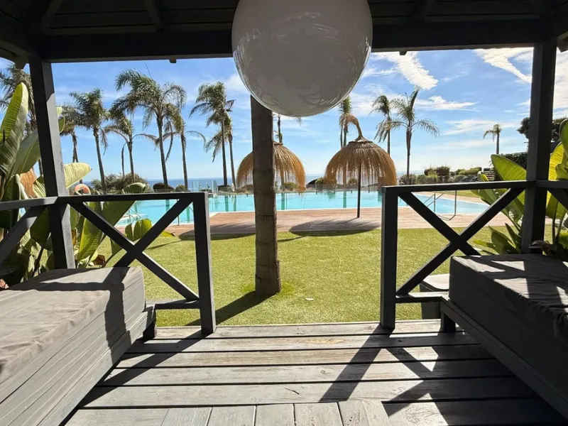 For sale: First-floor apartment with 3 bedrooms, 2 bathrooms, fully equipped independent kitchen, laundry room, and storage room. This apartment stands out for its sea views from the living-dining room, which leads to a spacious terrace where you can enjo
