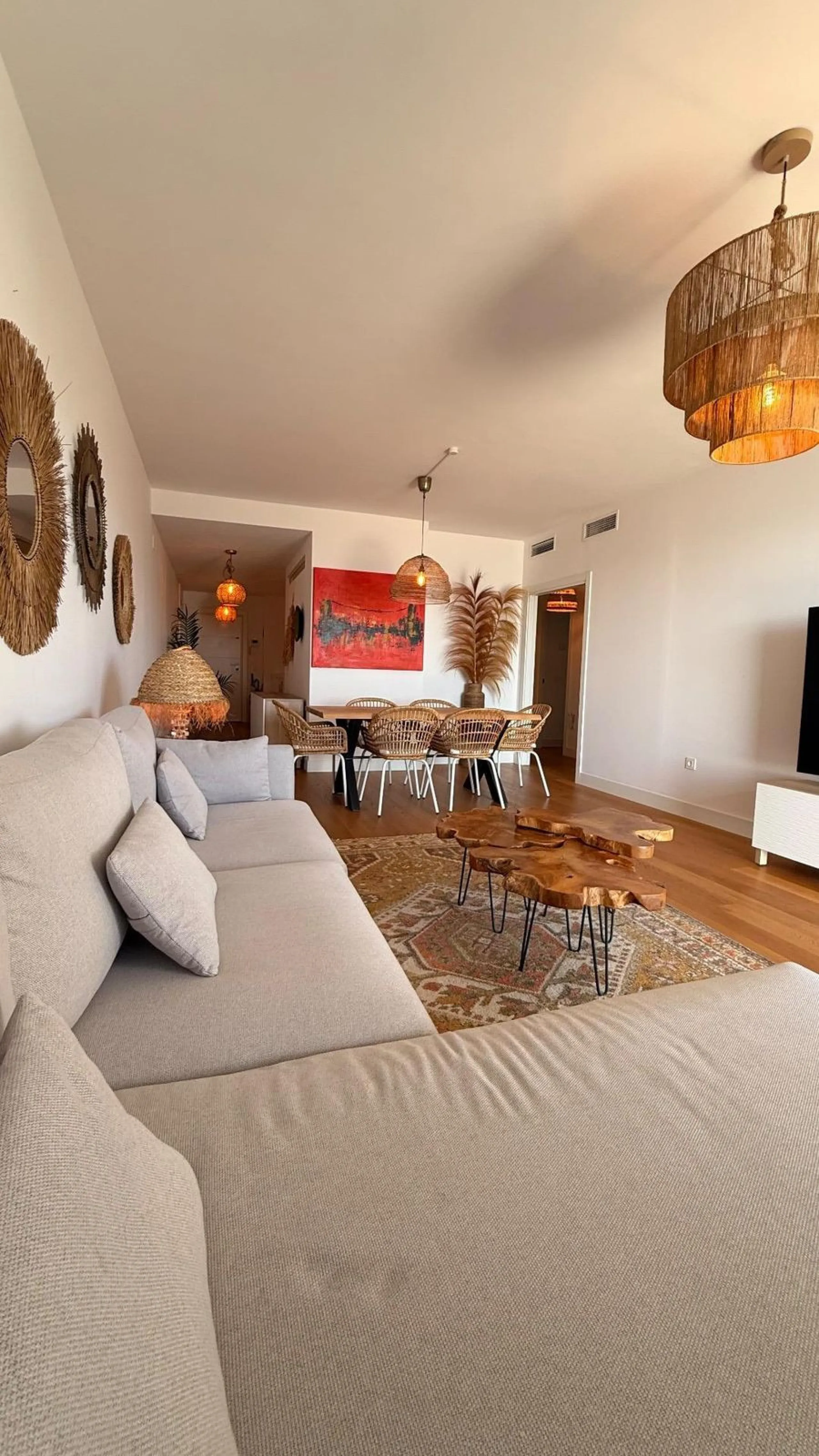 For sale: First-floor apartment with 3 bedrooms, 2 bathrooms, fully equipped independent kitchen, laundry room, and storage room. This apartment stands out for its sea views from the living-dining room, which leads to a spacious terrace where you can enjo