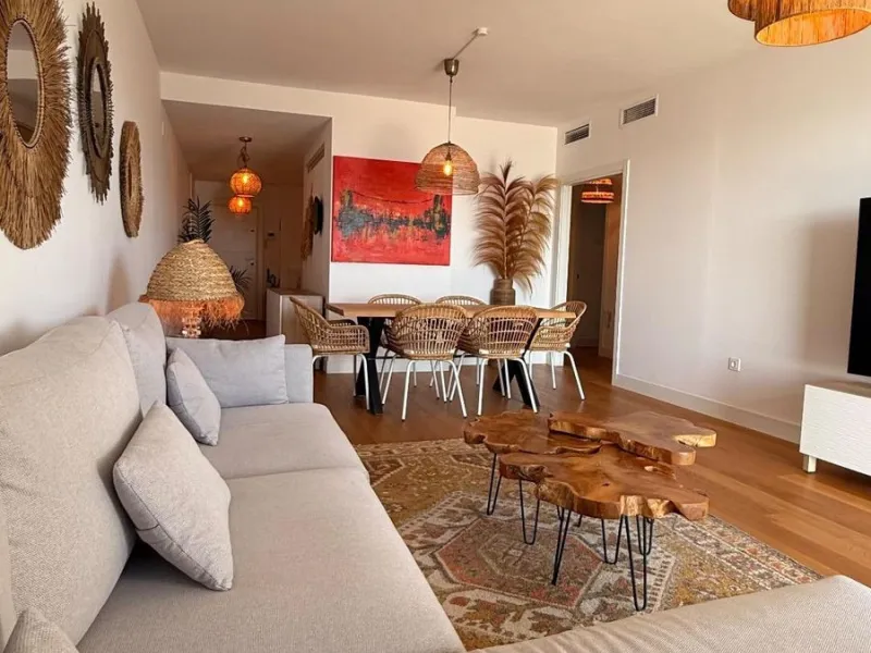 For sale: First-floor apartment with 3 bedrooms, 2 bathrooms, fully equipped independent kitchen, laundry room, and storage room. This apartment stands out for its sea views from the living-dining room, which leads to a spacious terrace where you can enjo