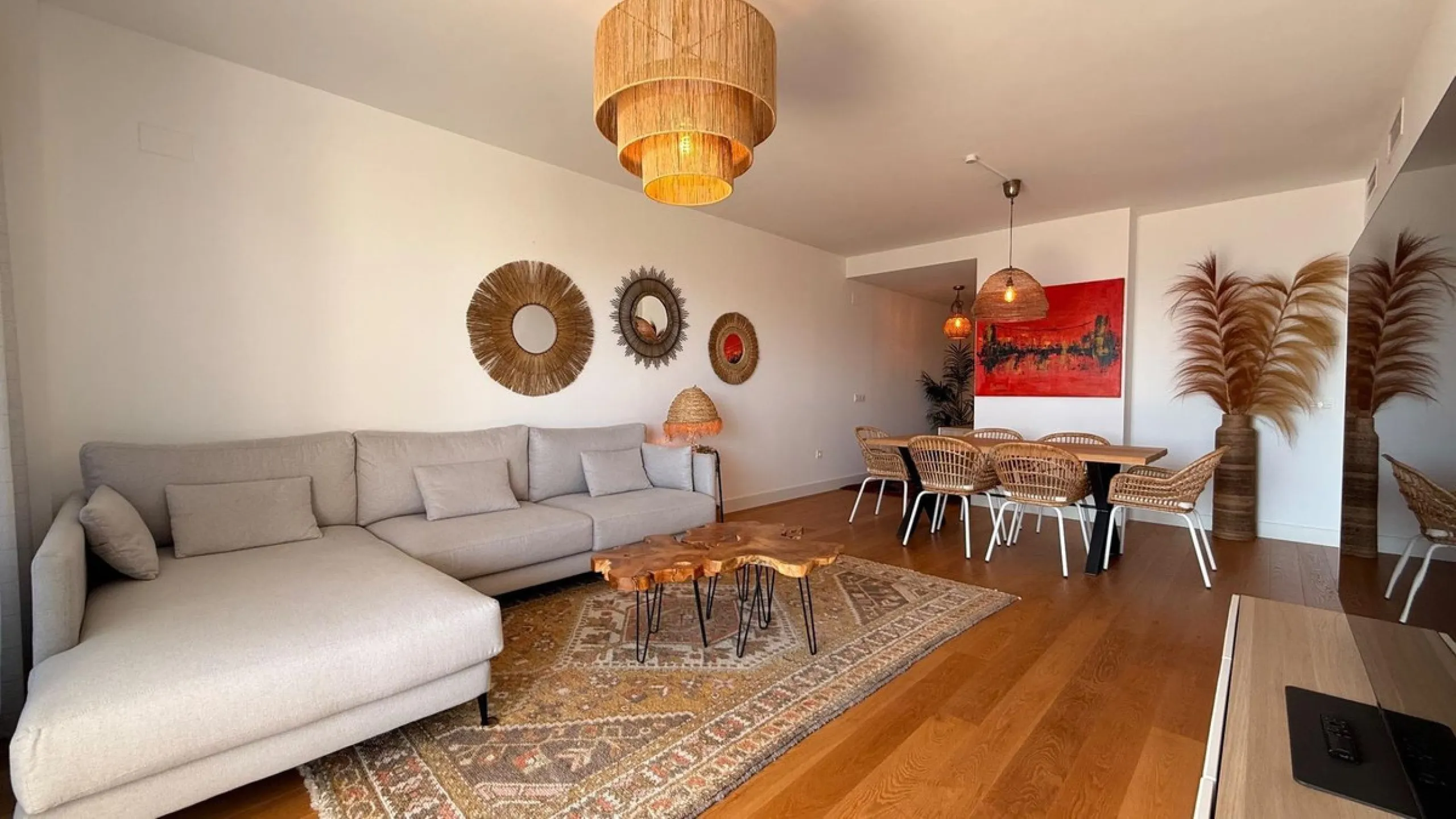 For sale: First-floor apartment with 3 bedrooms, 2 bathrooms, fully equipped independent kitchen, laundry room, and storage room. This apartment stands out for its sea views from the living-dining room, which leads to a spacious terrace where you can enjo