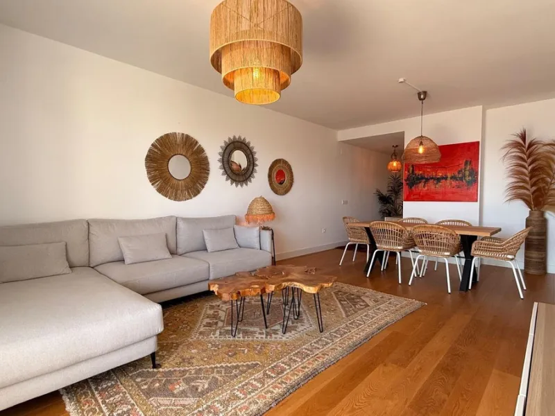 For sale: First-floor apartment with 3 bedrooms, 2 bathrooms, fully equipped independent kitchen, laundry room, and storage room. This apartment stands out for its sea views from the living-dining room, which leads to a spacious terrace where you can enjo