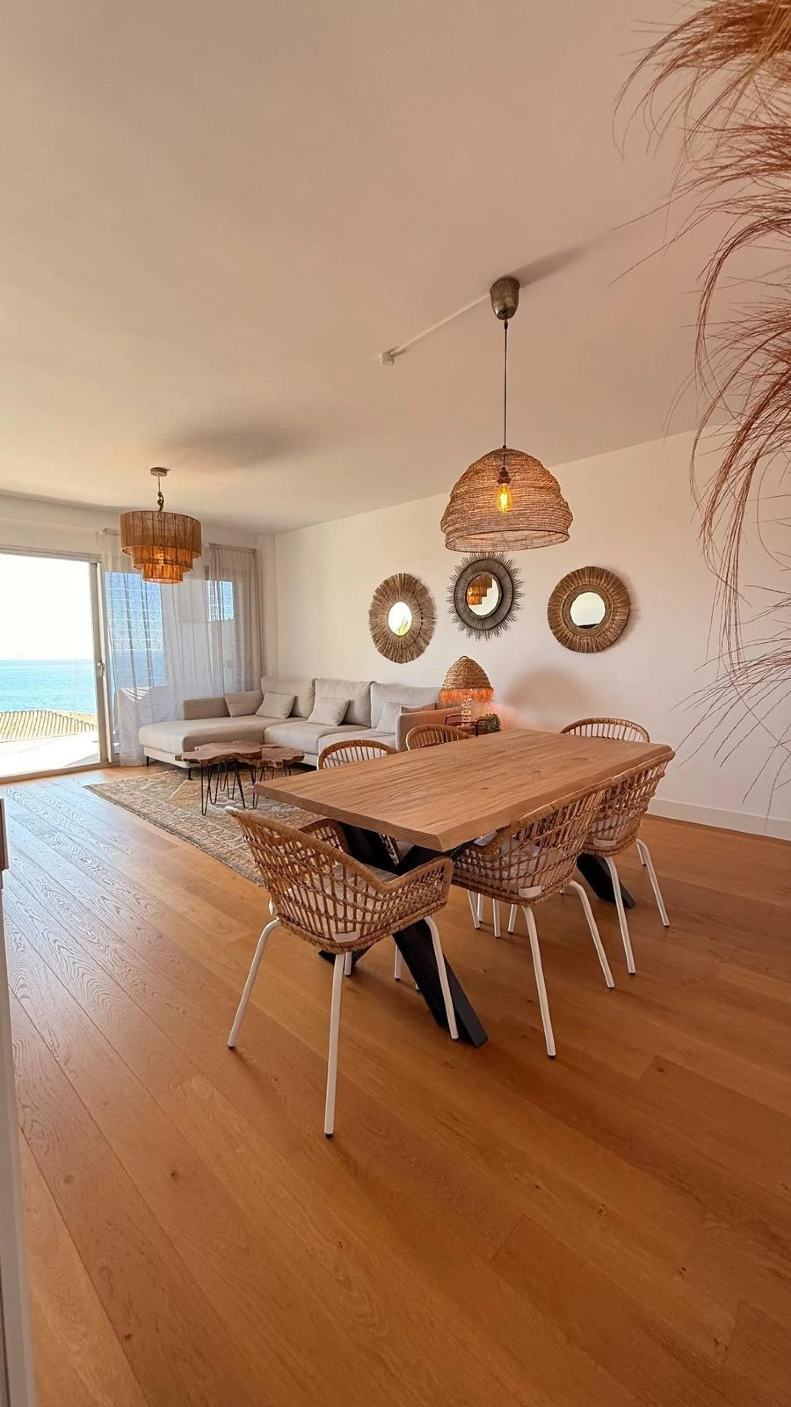 For sale: First-floor apartment with 3 bedrooms, 2 bathrooms, fully equipped independent kitchen, laundry room, and storage room. This apartment stands out for its sea views from the living-dining room, which leads to a spacious terrace where you can enjo