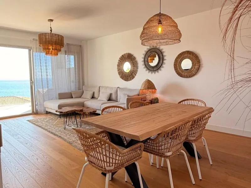 For sale: First-floor apartment with 3 bedrooms, 2 bathrooms, fully equipped independent kitchen, laundry room, and storage room. This apartment stands out for its sea views from the living-dining room, which leads to a spacious terrace where you can enjo