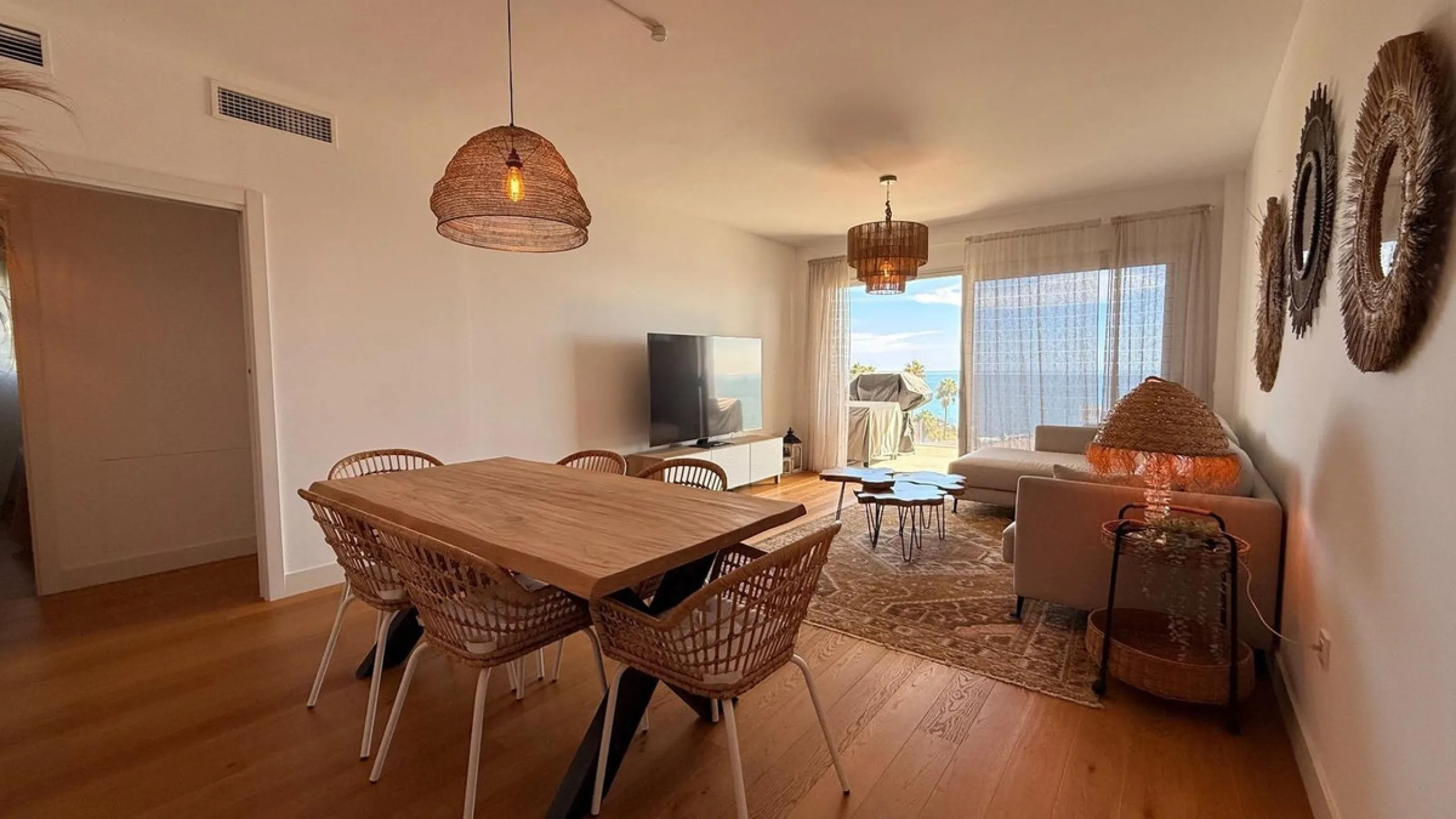 For sale: First-floor apartment with 3 bedrooms, 2 bathrooms, fully equipped independent kitchen, laundry room, and storage room. This apartment stands out for its sea views from the living-dining room, which leads to a spacious terrace where you can enjo