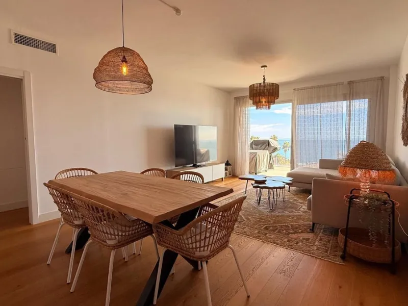 For sale: First-floor apartment with 3 bedrooms, 2 bathrooms, fully equipped independent kitchen, laundry room, and storage room. This apartment stands out for its sea views from the living-dining room, which leads to a spacious terrace where you can enjo