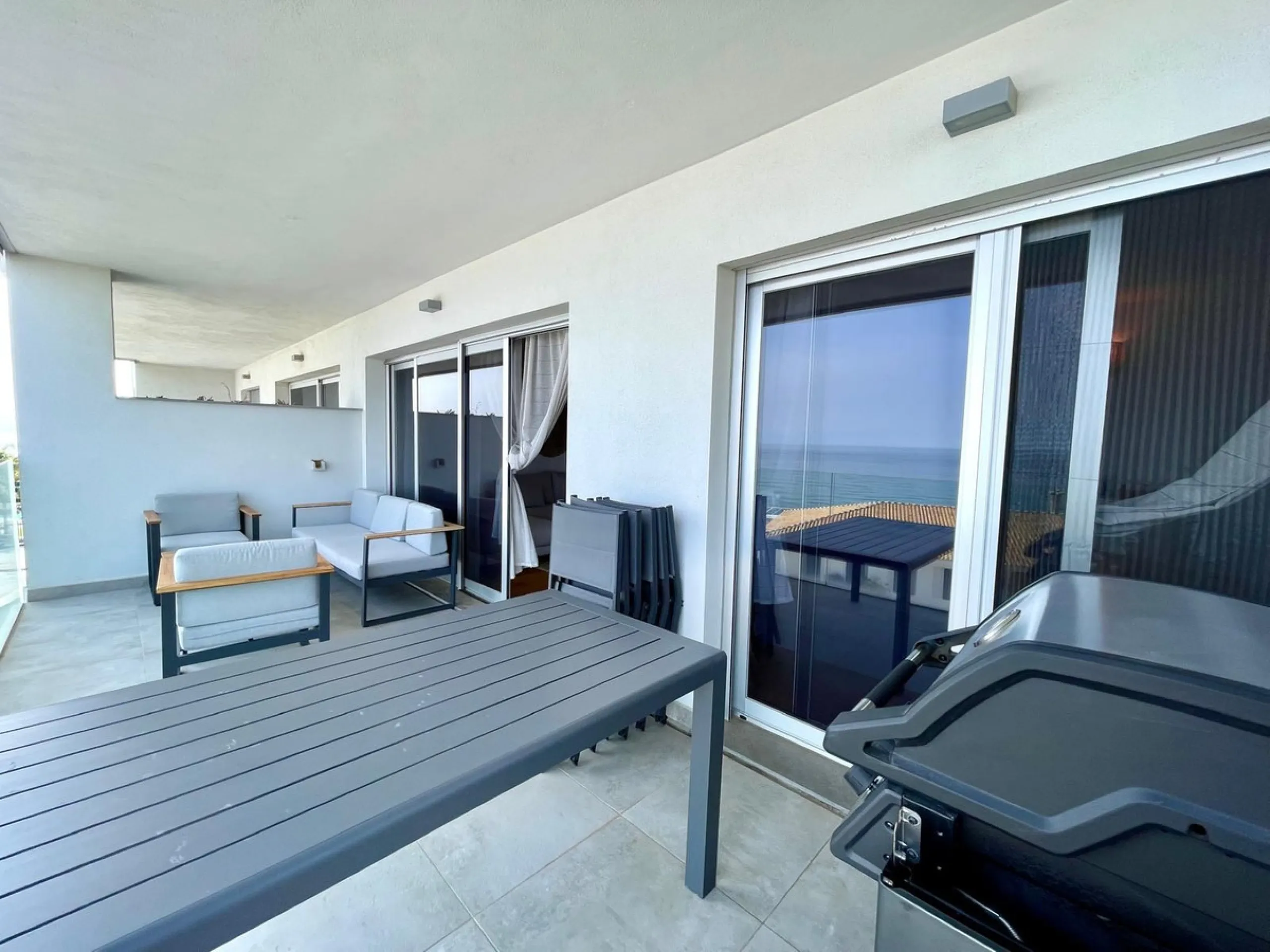 For sale: First-floor apartment with 3 bedrooms, 2 bathrooms, fully equipped independent kitchen, laundry room, and storage room. This apartment stands out for its sea views from the living-dining room, which leads to a spacious terrace where you can enjo