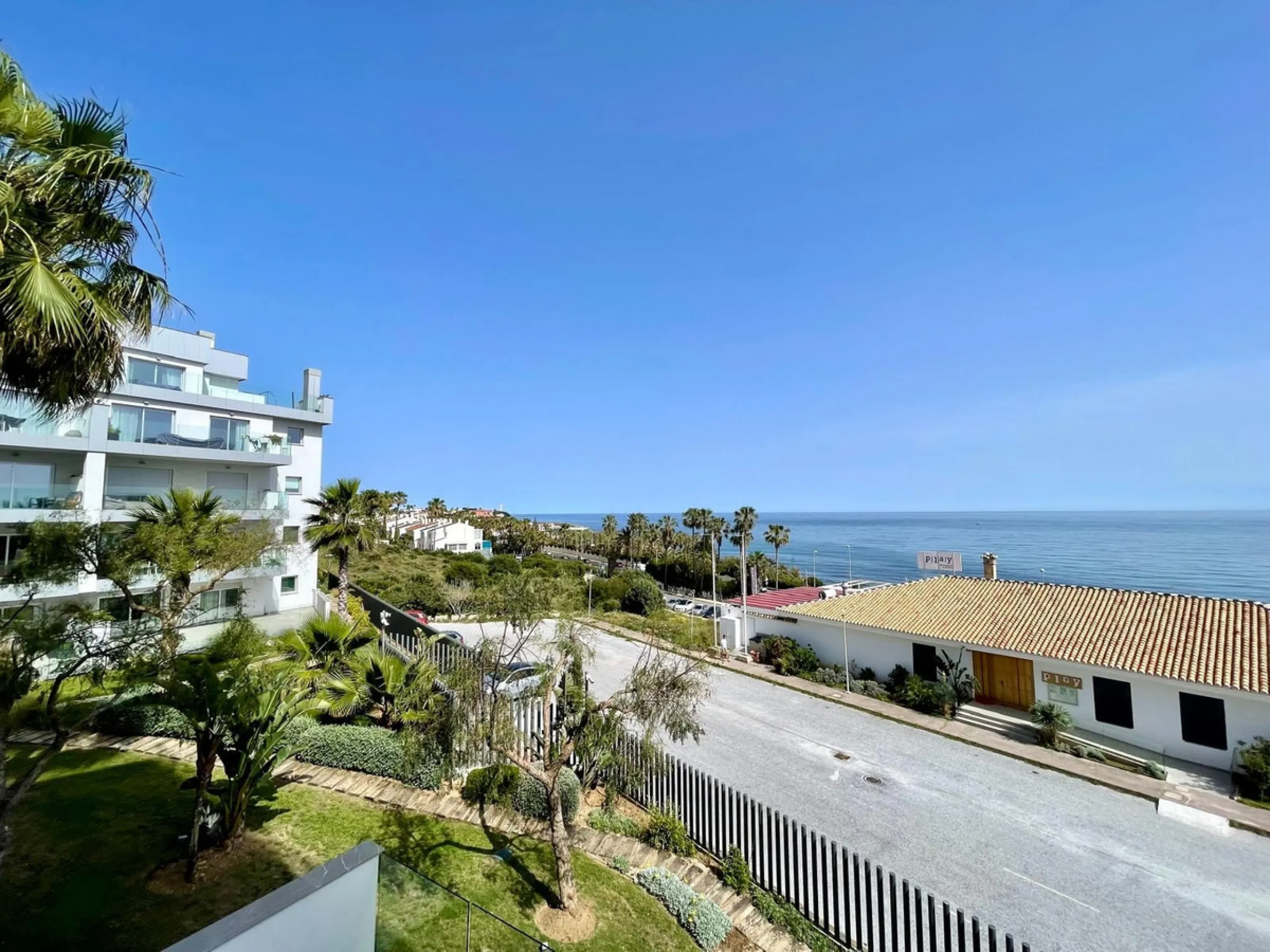 For sale: First-floor apartment with 3 bedrooms, 2 bathrooms, fully equipped independent kitchen, laundry room, and storage room. This apartment stands out for its sea views from the living-dining room, which leads to a spacious terrace where you can enjo