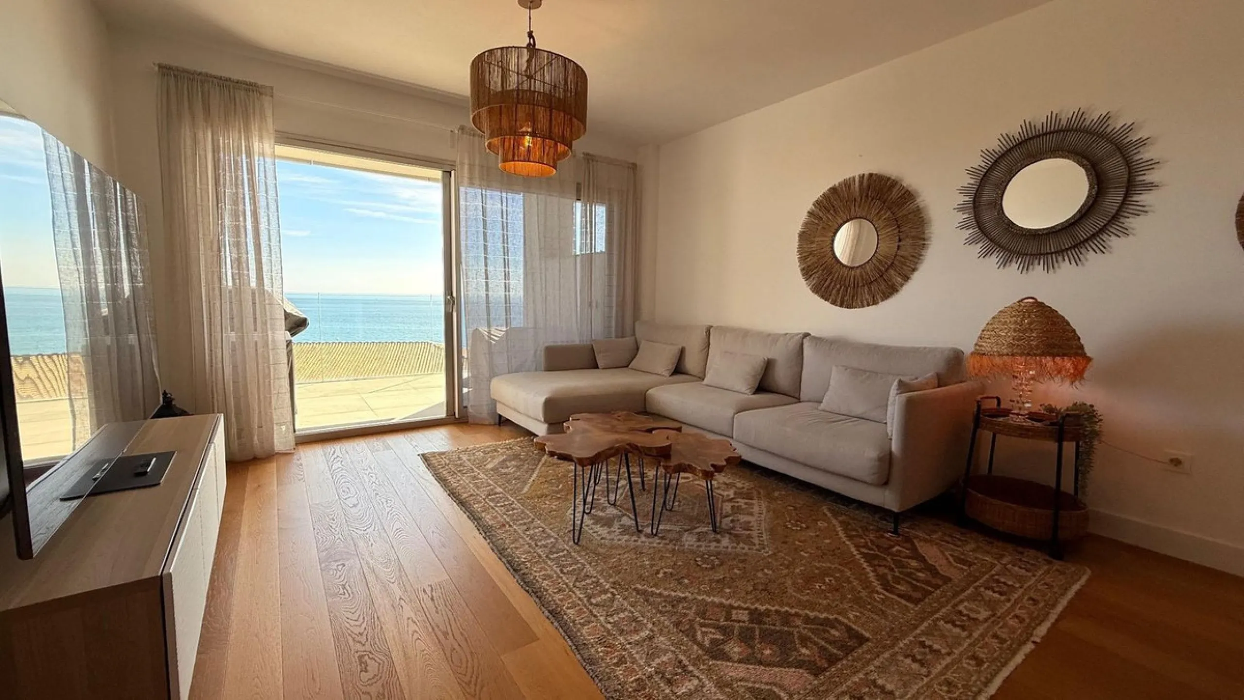 For sale: First-floor apartment with 3 bedrooms, 2 bathrooms, fully equipped independent kitchen, laundry room, and storage room. This apartment stands out for its sea views from the living-dining room, which leads to a spacious terrace where you can enjo