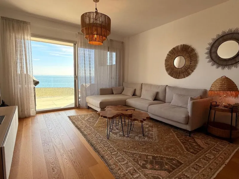 For sale: First-floor apartment with 3 bedrooms, 2 bathrooms, fully equipped independent kitchen, laundry room, and storage room. This apartment stands out for its sea views from the living-dining room, which leads to a spacious terrace where you can enjo