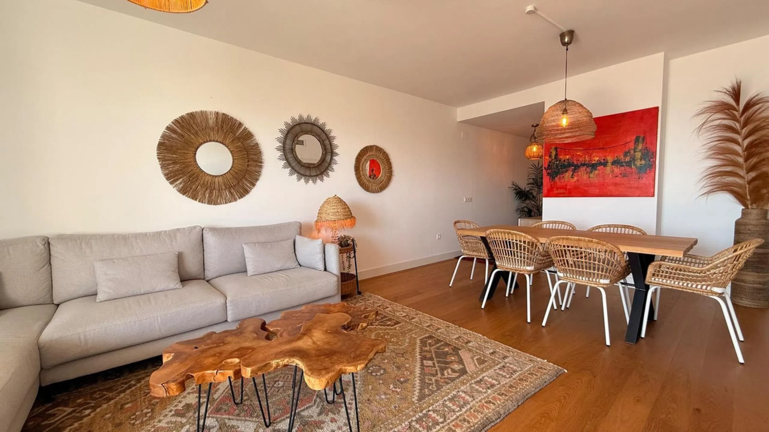 For sale: First-floor apartment with 3 bedrooms, 2 bathrooms, fully equipped independent kitchen, laundry room, and storage room. This apartment stands out for its sea views from the living-dining room, which leads to a spacious terrace where you can enjo