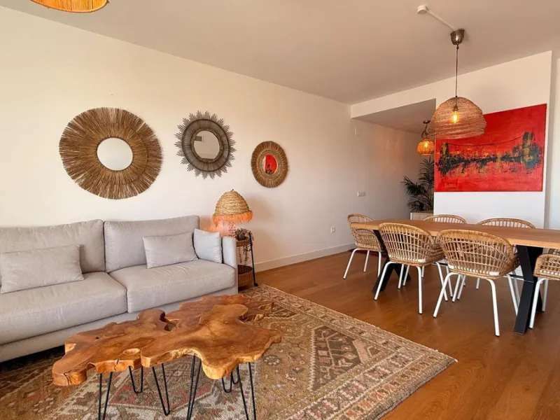 For sale: First-floor apartment with 3 bedrooms, 2 bathrooms, fully equipped independent kitchen, laundry room, and storage room. This apartment stands out for its sea views from the living-dining room, which leads to a spacious terrace where you can enjo