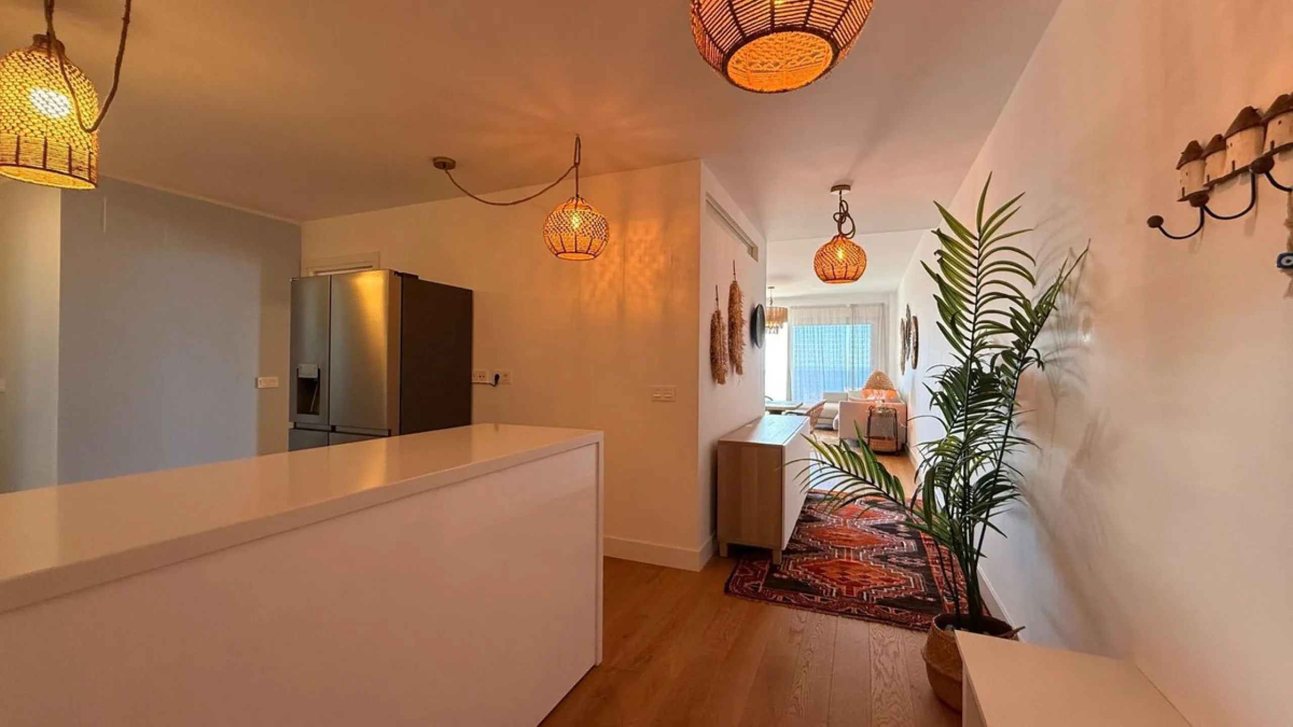 For sale: First-floor apartment with 3 bedrooms, 2 bathrooms, fully equipped independent kitchen, laundry room, and storage room. This apartment stands out for its sea views from the living-dining room, which leads to a spacious terrace where you can enjo