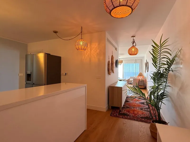 For sale: First-floor apartment with 3 bedrooms, 2 bathrooms, fully equipped independent kitchen, laundry room, and storage room. This apartment stands out for its sea views from the living-dining room, which leads to a spacious terrace where you can enjo