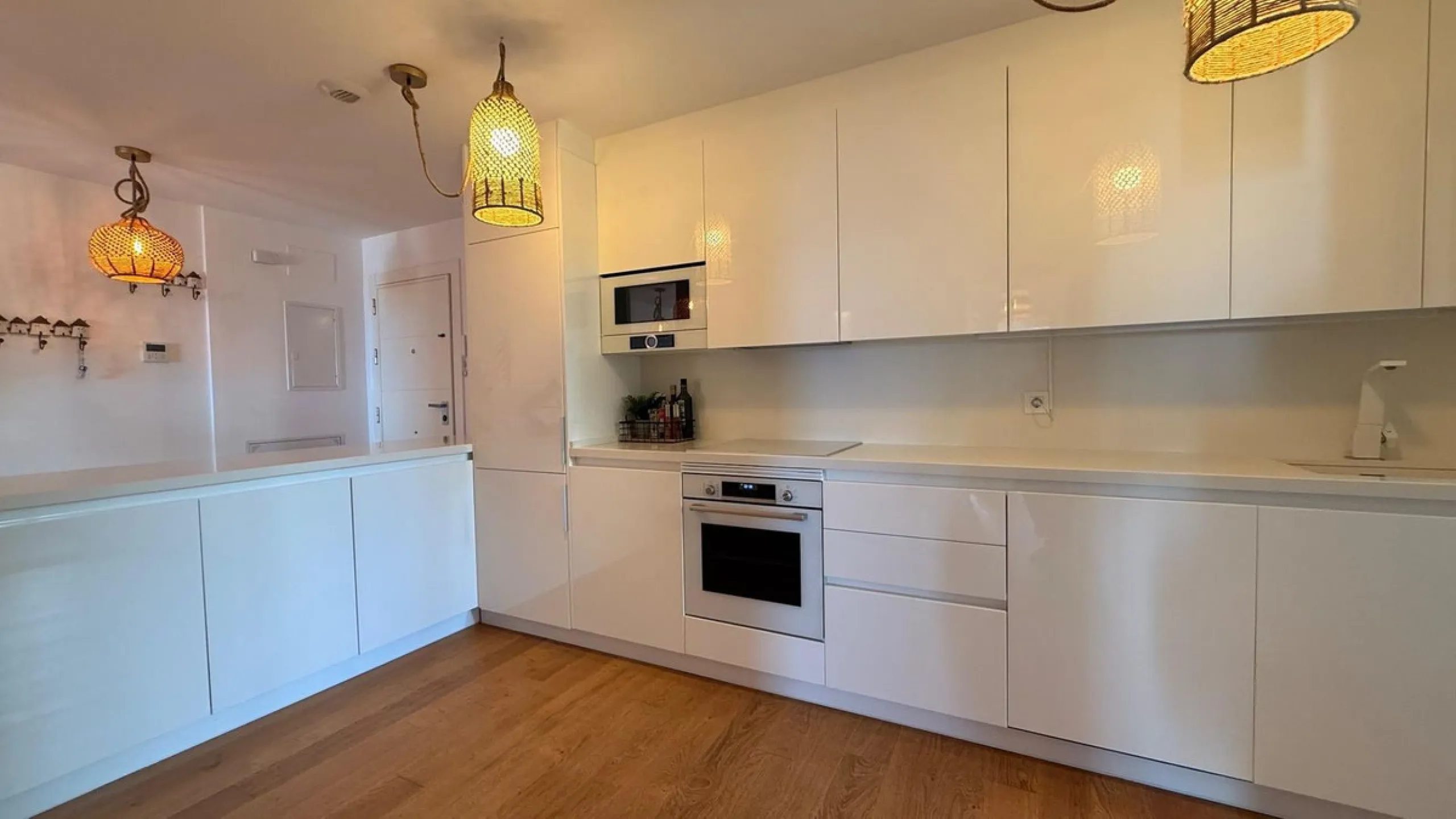 For sale: First-floor apartment with 3 bedrooms, 2 bathrooms, fully equipped independent kitchen, laundry room, and storage room. This apartment stands out for its sea views from the living-dining room, which leads to a spacious terrace where you can enjo