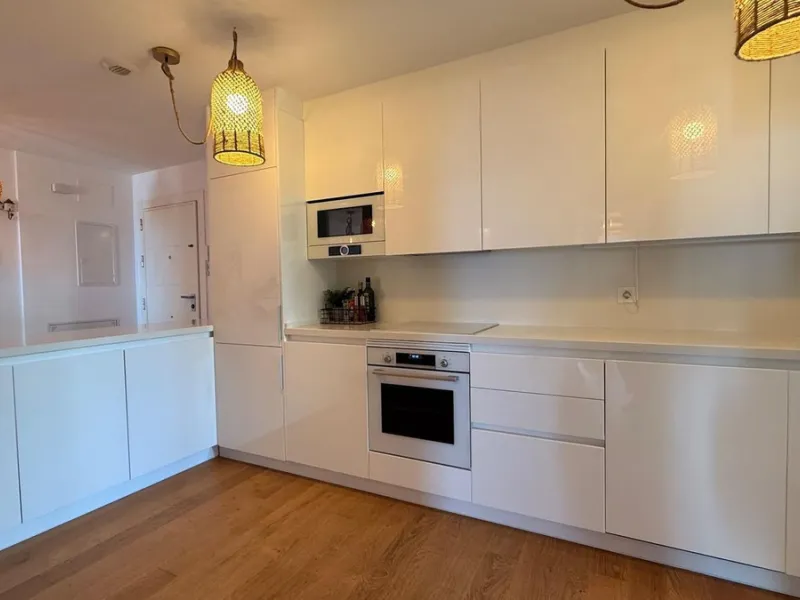 For sale: First-floor apartment with 3 bedrooms, 2 bathrooms, fully equipped independent kitchen, laundry room, and storage room. This apartment stands out for its sea views from the living-dining room, which leads to a spacious terrace where you can enjo