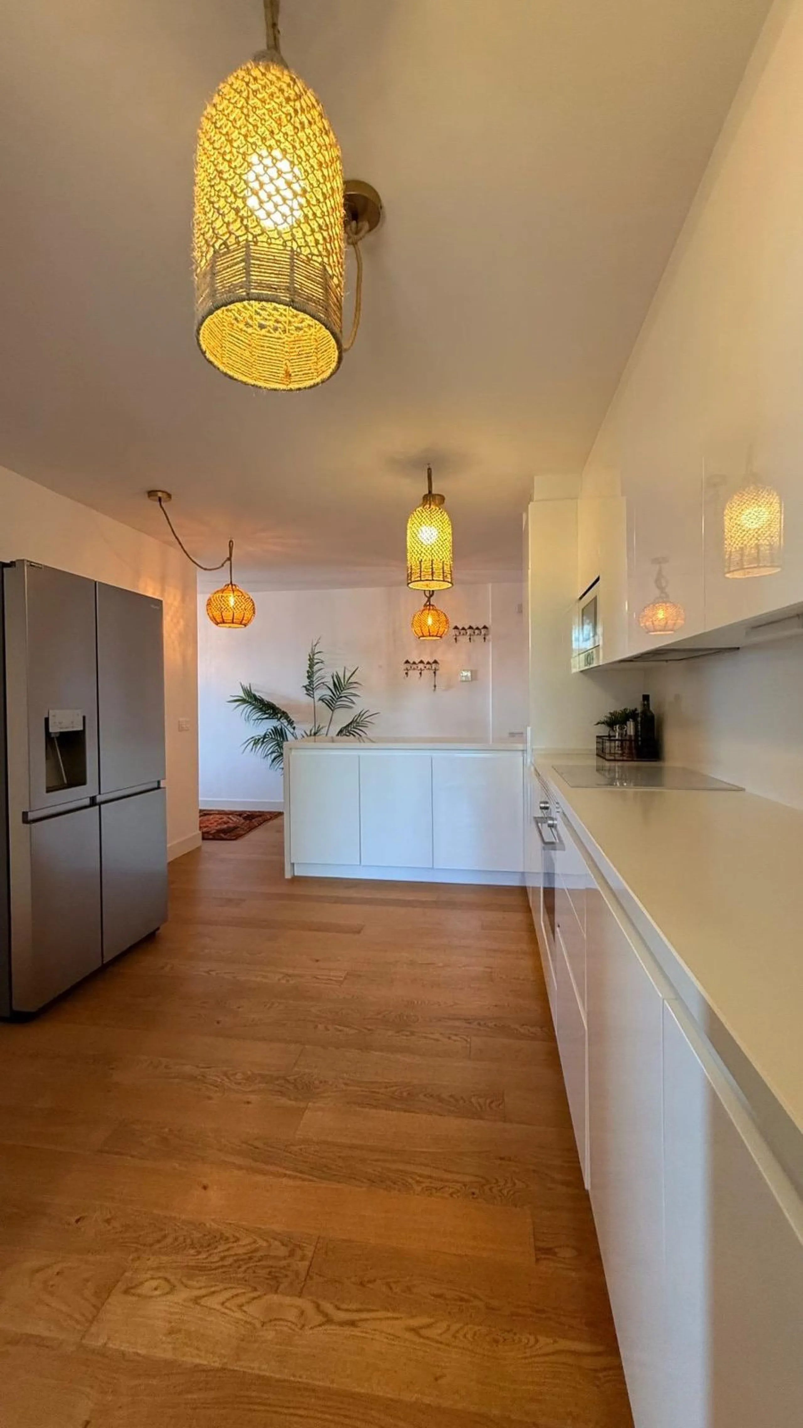 For sale: First-floor apartment with 3 bedrooms, 2 bathrooms, fully equipped independent kitchen, laundry room, and storage room. This apartment stands out for its sea views from the living-dining room, which leads to a spacious terrace where you can enjo