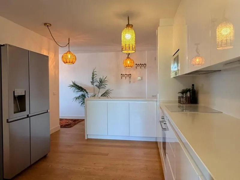 For sale: First-floor apartment with 3 bedrooms, 2 bathrooms, fully equipped independent kitchen, laundry room, and storage room. This apartment stands out for its sea views from the living-dining room, which leads to a spacious terrace where you can enjo