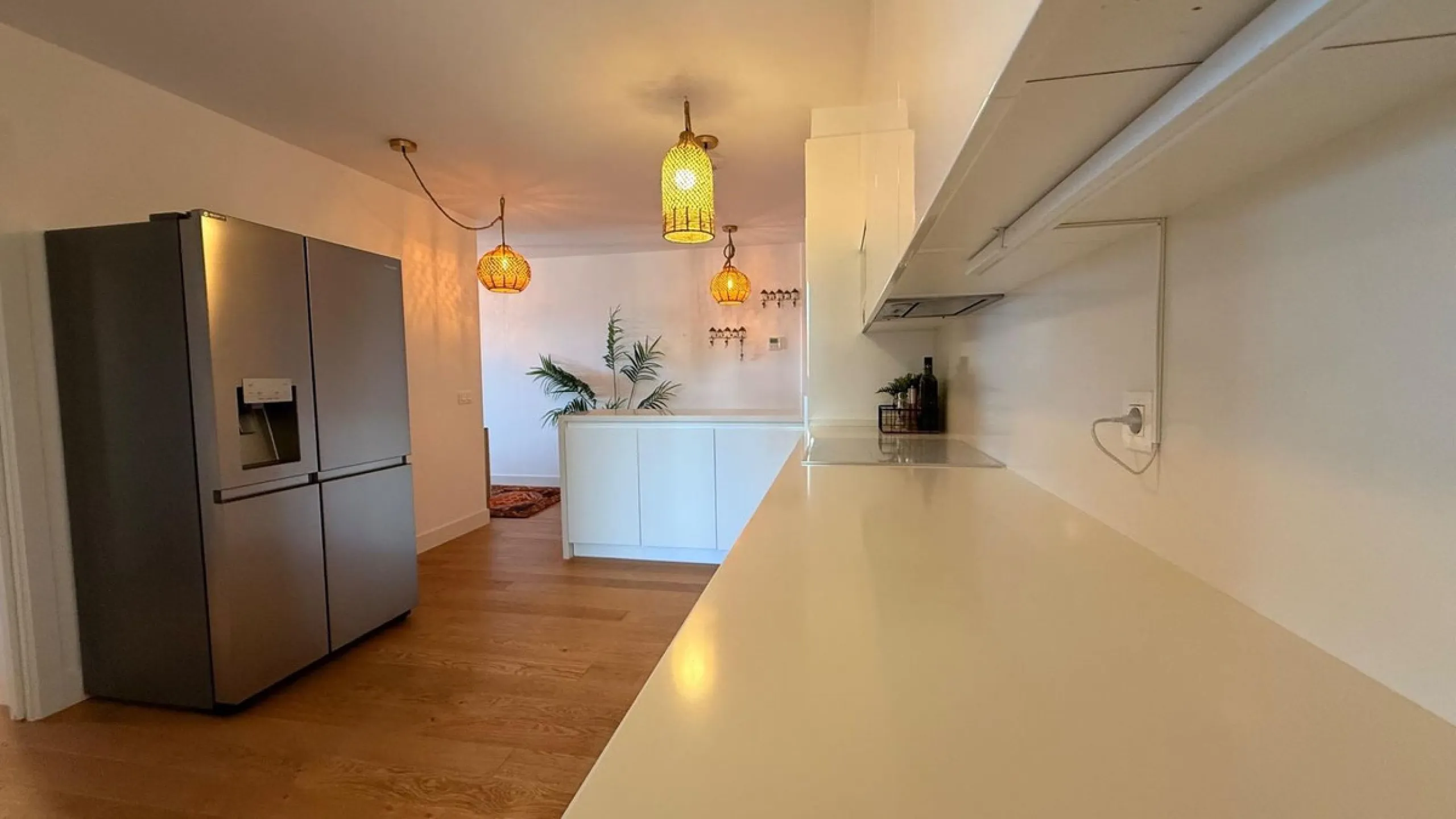 For sale: First-floor apartment with 3 bedrooms, 2 bathrooms, fully equipped independent kitchen, laundry room, and storage room. This apartment stands out for its sea views from the living-dining room, which leads to a spacious terrace where you can enjo