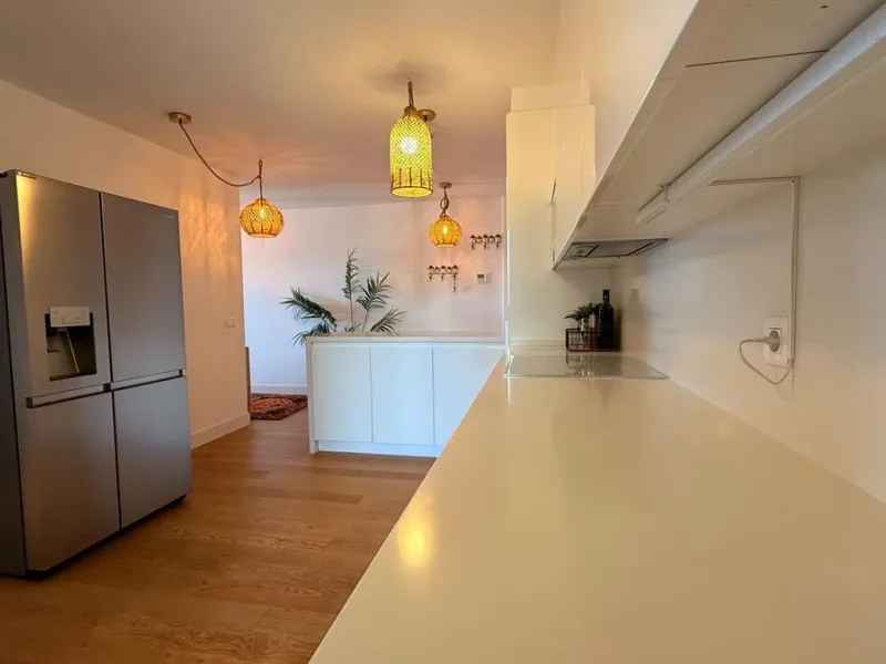 For sale: First-floor apartment with 3 bedrooms, 2 bathrooms, fully equipped independent kitchen, laundry room, and storage room. This apartment stands out for its sea views from the living-dining room, which leads to a spacious terrace where you can enjo