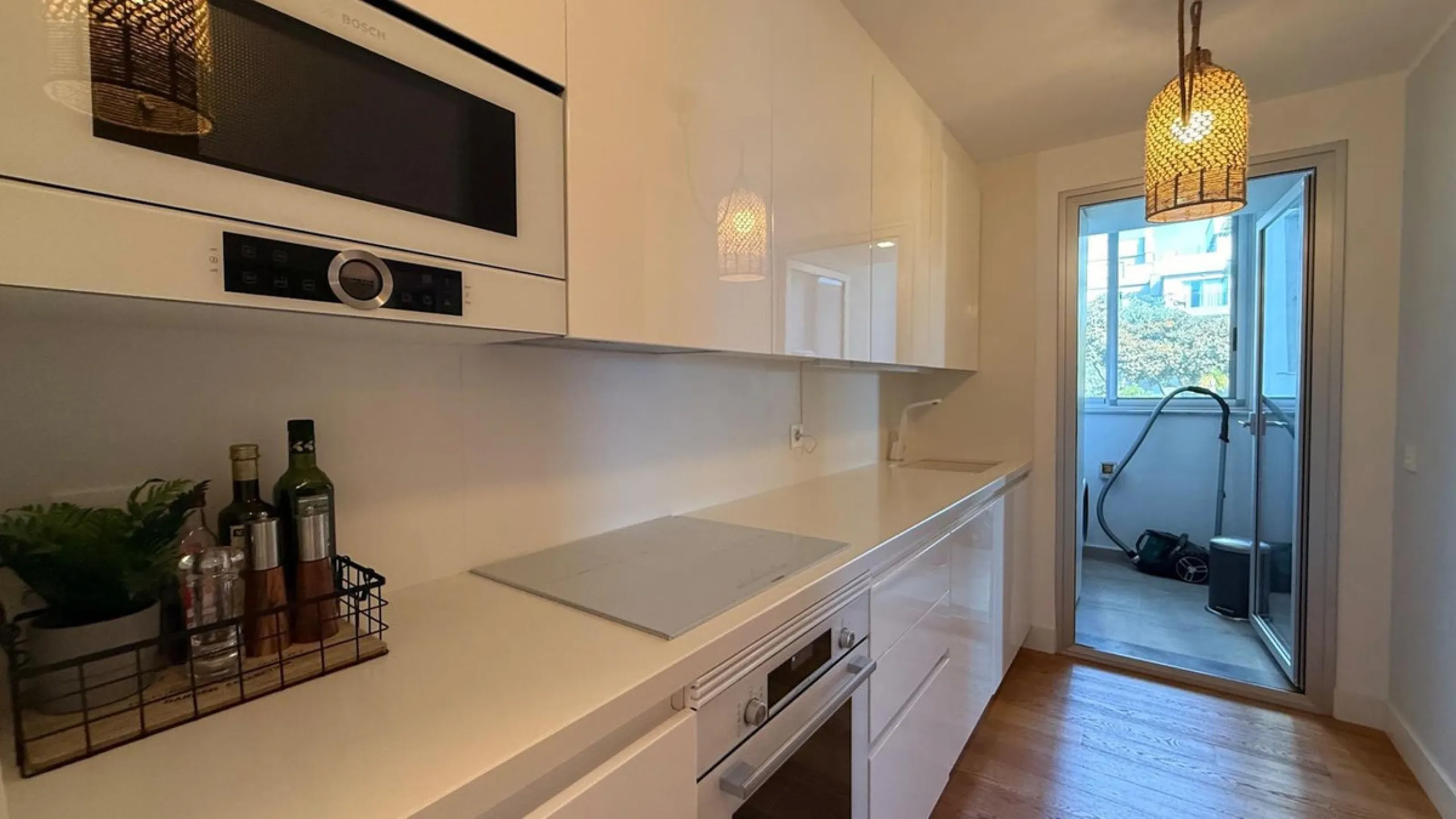 For sale: First-floor apartment with 3 bedrooms, 2 bathrooms, fully equipped independent kitchen, laundry room, and storage room. This apartment stands out for its sea views from the living-dining room, which leads to a spacious terrace where you can enjo