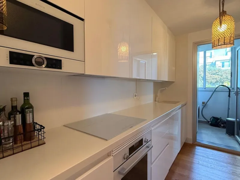 For sale: First-floor apartment with 3 bedrooms, 2 bathrooms, fully equipped independent kitchen, laundry room, and storage room. This apartment stands out for its sea views from the living-dining room, which leads to a spacious terrace where you can enjo