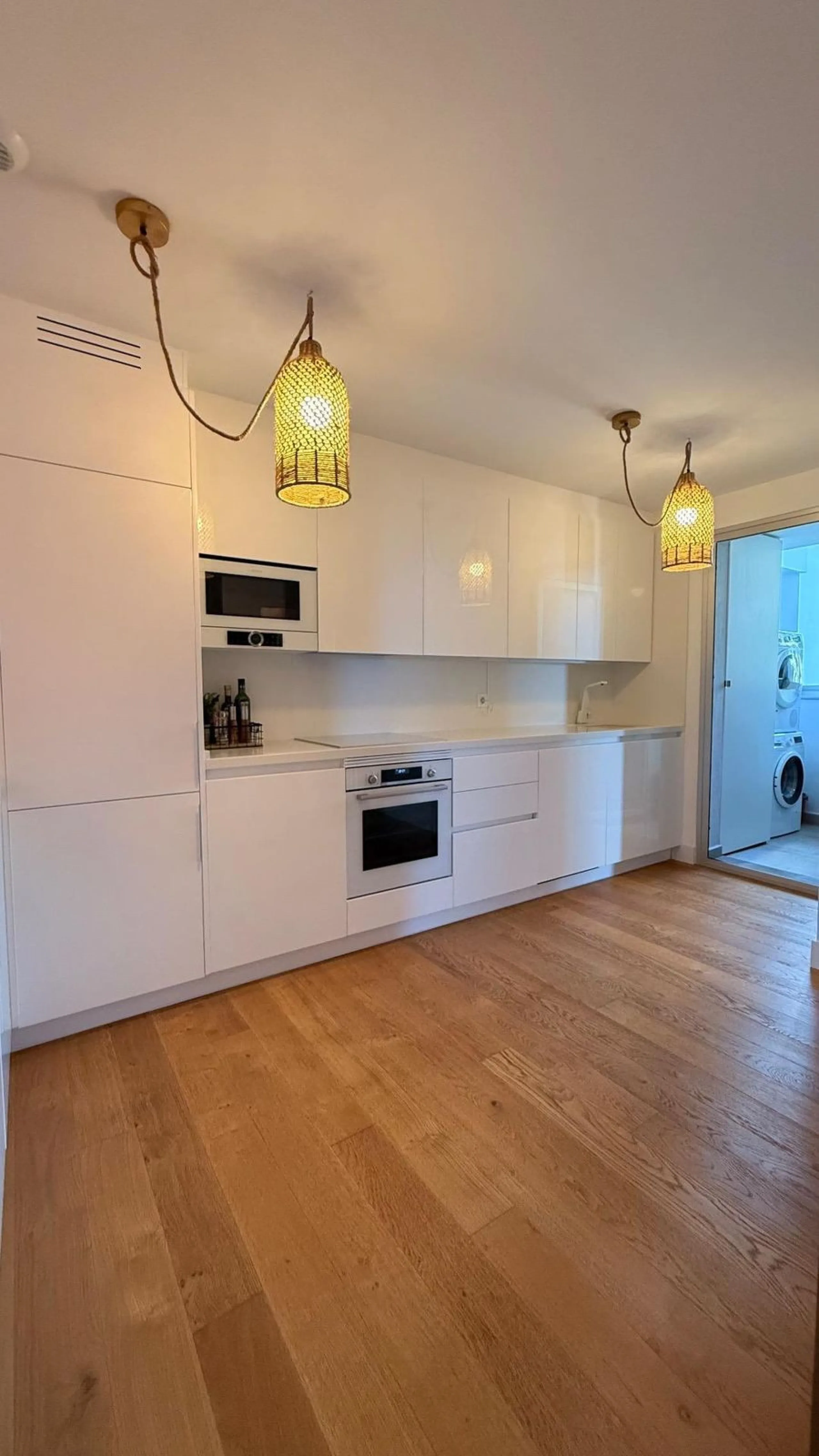 For sale: First-floor apartment with 3 bedrooms, 2 bathrooms, fully equipped independent kitchen, laundry room, and storage room. This apartment stands out for its sea views from the living-dining room, which leads to a spacious terrace where you can enjo