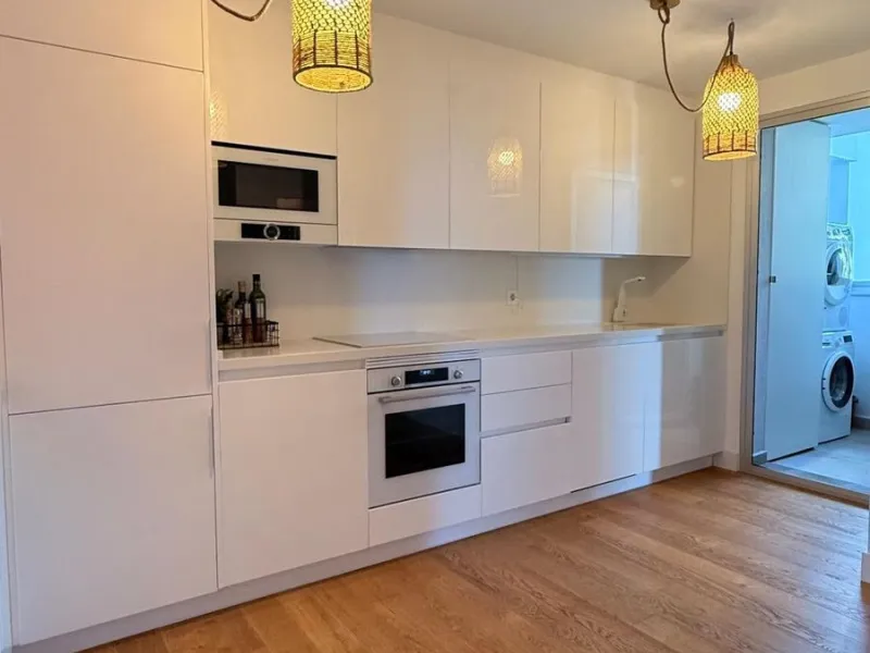 For sale: First-floor apartment with 3 bedrooms, 2 bathrooms, fully equipped independent kitchen, laundry room, and storage room. This apartment stands out for its sea views from the living-dining room, which leads to a spacious terrace where you can enjo