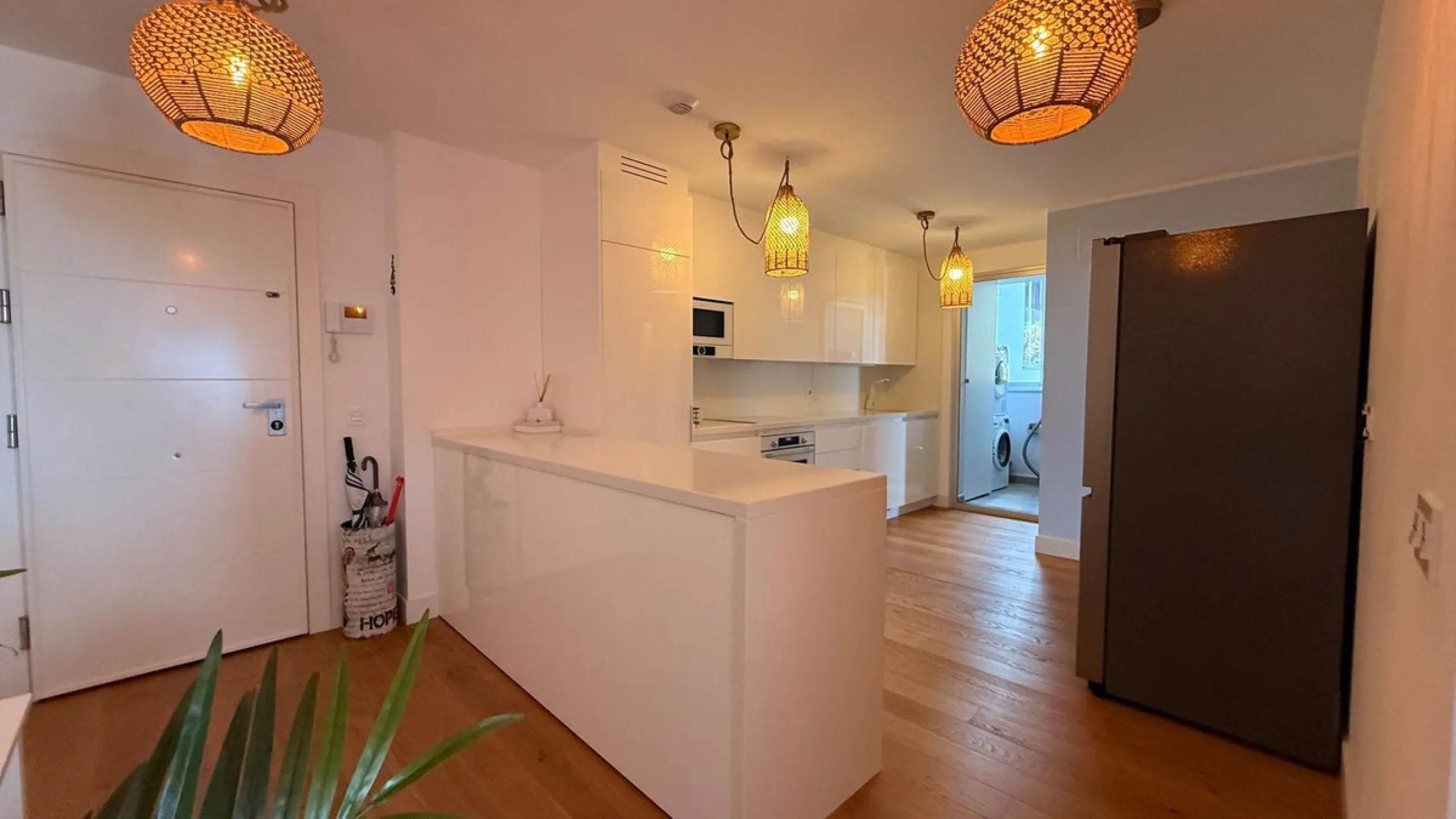 For sale: First-floor apartment with 3 bedrooms, 2 bathrooms, fully equipped independent kitchen, laundry room, and storage room. This apartment stands out for its sea views from the living-dining room, which leads to a spacious terrace where you can enjo