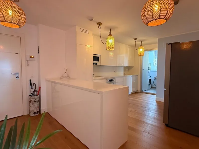 For sale: First-floor apartment with 3 bedrooms, 2 bathrooms, fully equipped independent kitchen, laundry room, and storage room. This apartment stands out for its sea views from the living-dining room, which leads to a spacious terrace where you can enjo