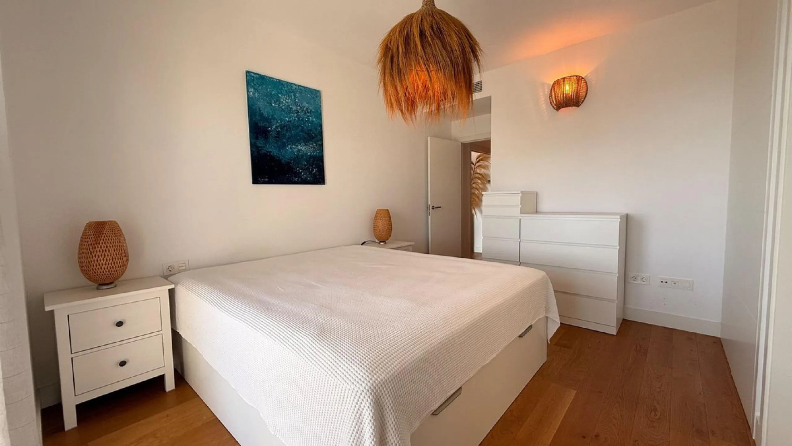 For sale: First-floor apartment with 3 bedrooms, 2 bathrooms, fully equipped independent kitchen, laundry room, and storage room. This apartment stands out for its sea views from the living-dining room, which leads to a spacious terrace where you can enjo