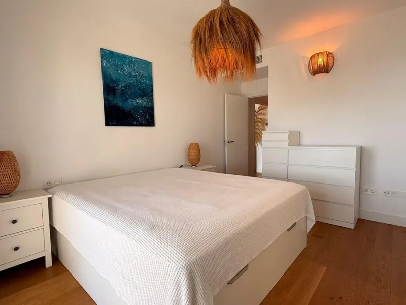 For sale: First-floor apartment with 3 bedrooms, 2 bathrooms, fully equipped independent kitchen, laundry room, and storage room. This apartment stands out for its sea views from the living-dining room, which leads to a spacious terrace where you can enjo