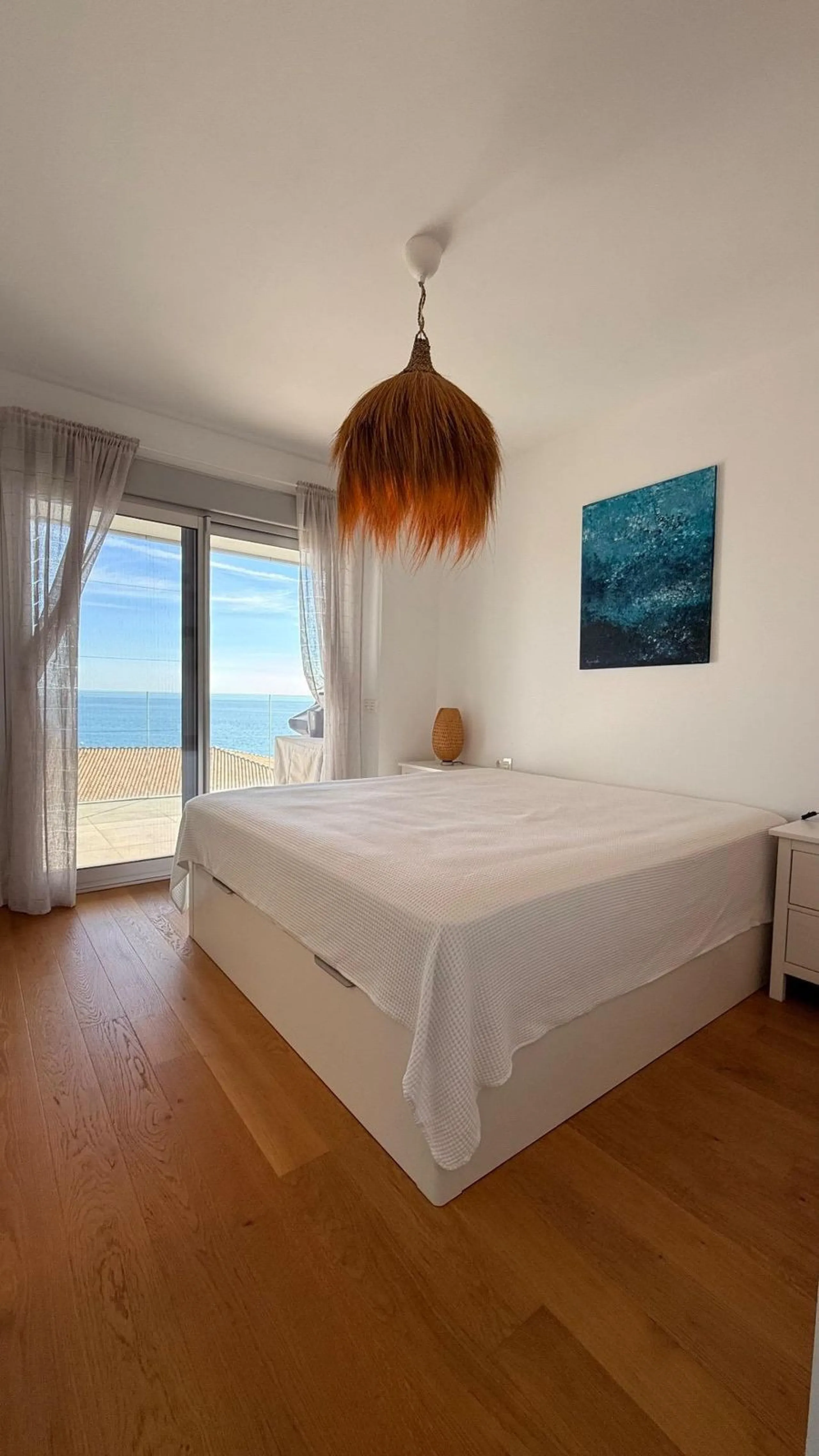 For sale: First-floor apartment with 3 bedrooms, 2 bathrooms, fully equipped independent kitchen, laundry room, and storage room. This apartment stands out for its sea views from the living-dining room, which leads to a spacious terrace where you can enjo
