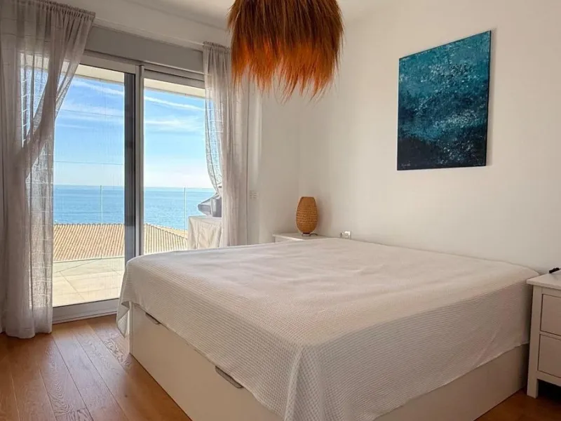 For sale: First-floor apartment with 3 bedrooms, 2 bathrooms, fully equipped independent kitchen, laundry room, and storage room. This apartment stands out for its sea views from the living-dining room, which leads to a spacious terrace where you can enjo