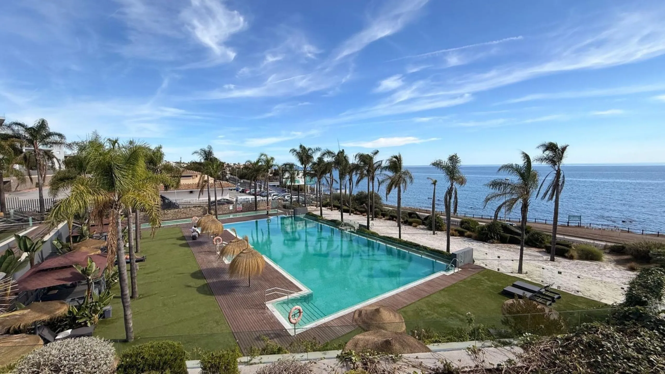 For sale: First-floor apartment with 3 bedrooms, 2 bathrooms, fully equipped independent kitchen, laundry room, and storage room. This apartment stands out for its sea views from the living-dining room, which leads to a spacious terrace where you can enjo