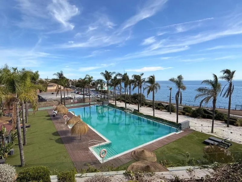For sale: First-floor apartment with 3 bedrooms, 2 bathrooms, fully equipped independent kitchen, laundry room, and storage room. This apartment stands out for its sea views from the living-dining room, which leads to a spacious terrace where you can enjo