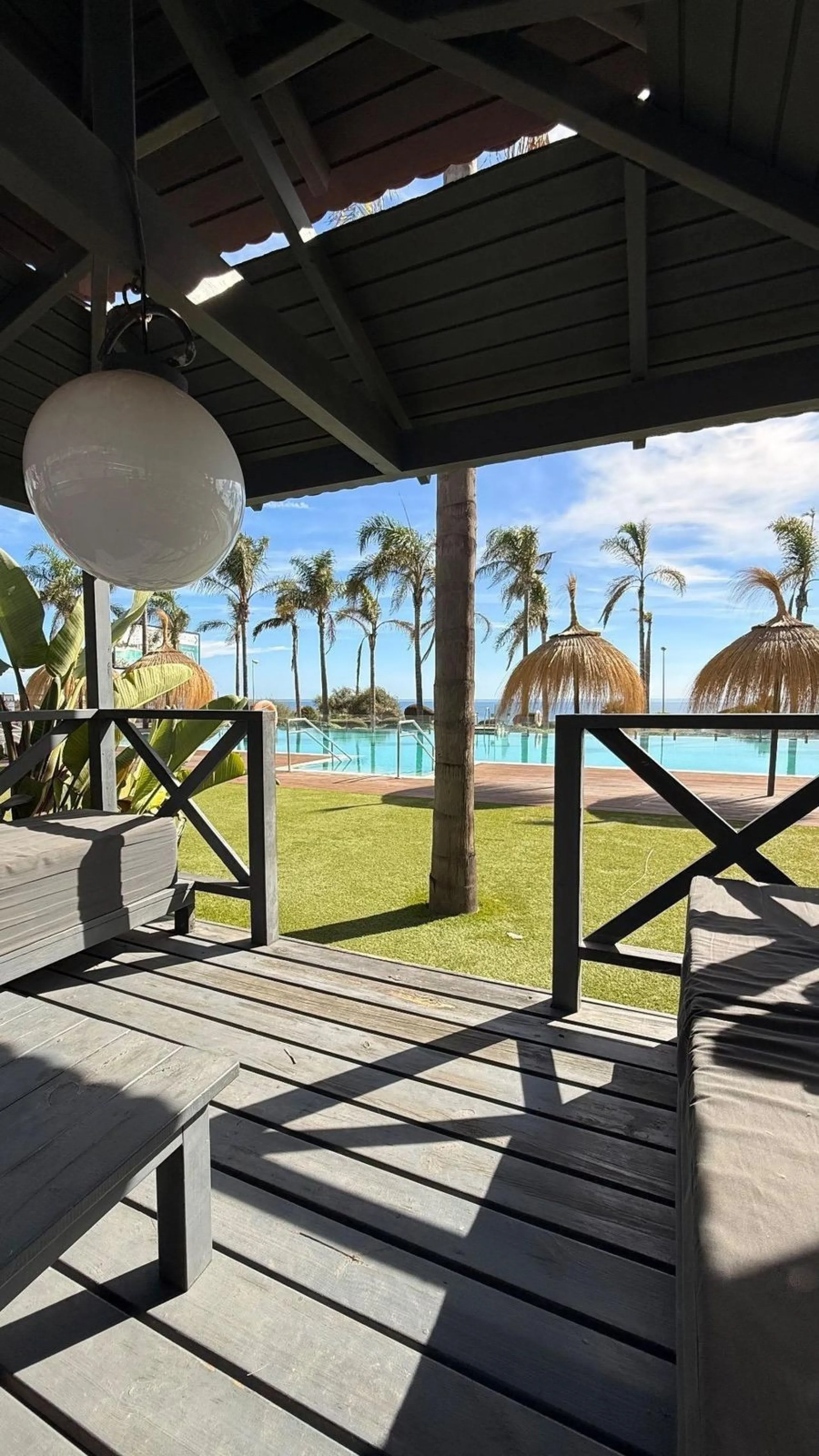 For sale: First-floor apartment with 3 bedrooms, 2 bathrooms, fully equipped independent kitchen, laundry room, and storage room. This apartment stands out for its sea views from the living-dining room, which leads to a spacious terrace where you can enjo