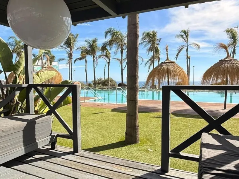 For sale: First-floor apartment with 3 bedrooms, 2 bathrooms, fully equipped independent kitchen, laundry room, and storage room. This apartment stands out for its sea views from the living-dining room, which leads to a spacious terrace where you can enjo